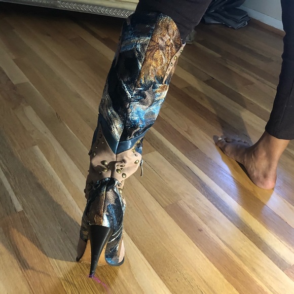 Boots - Picture 4 of 7